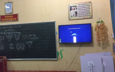 Lớp học chọn máy chiếu hay tivi tốt hơn trong giảng dạy